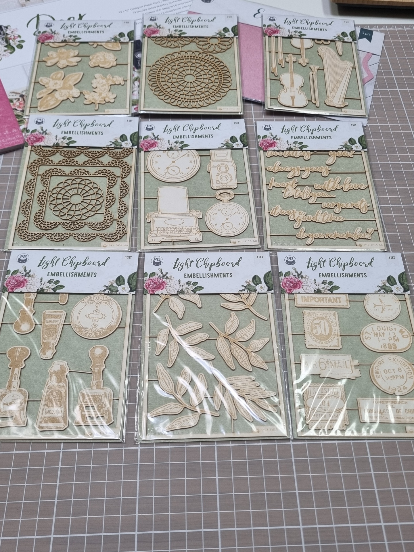 Embelezamentos de chipboard leve em madeira clara com vários designs e embalagens com etiquetas florais