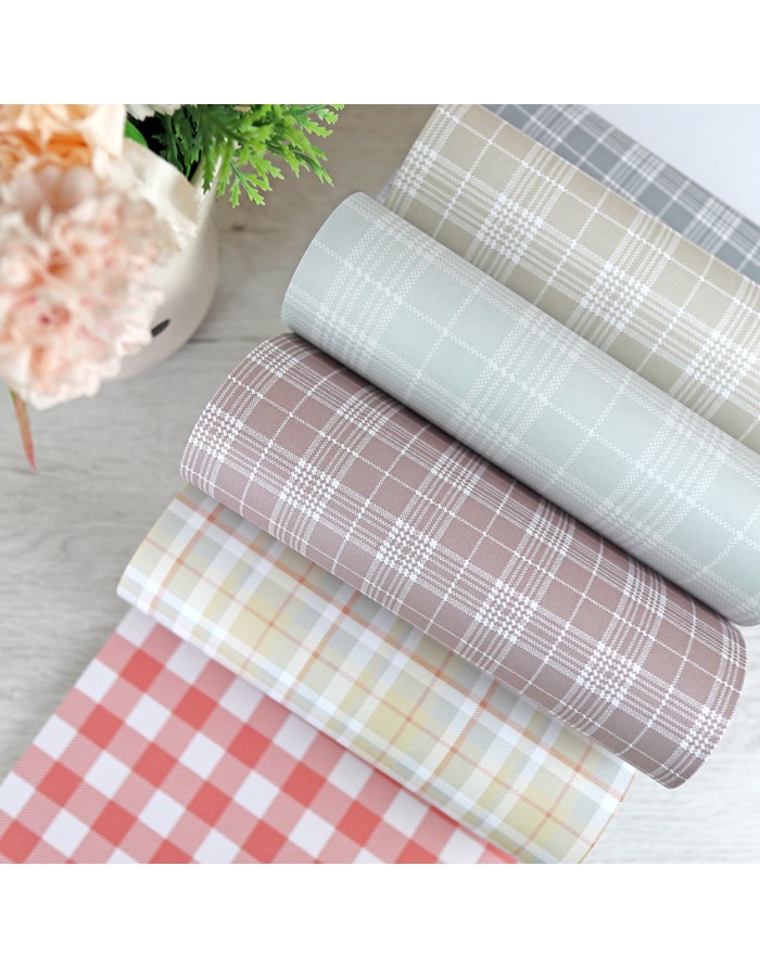 Rolos de papel de embrulho com padrões de xadrez e cores variadas