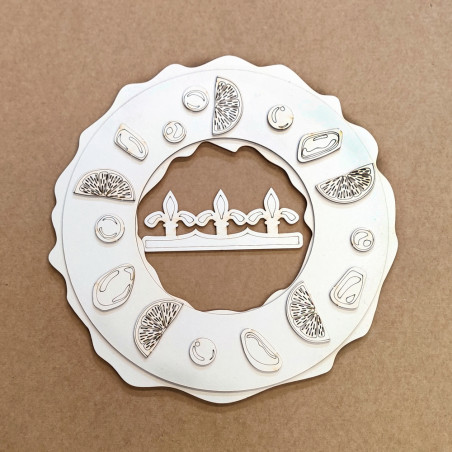 Anel decorativo branco com padrões de frutas em relevo