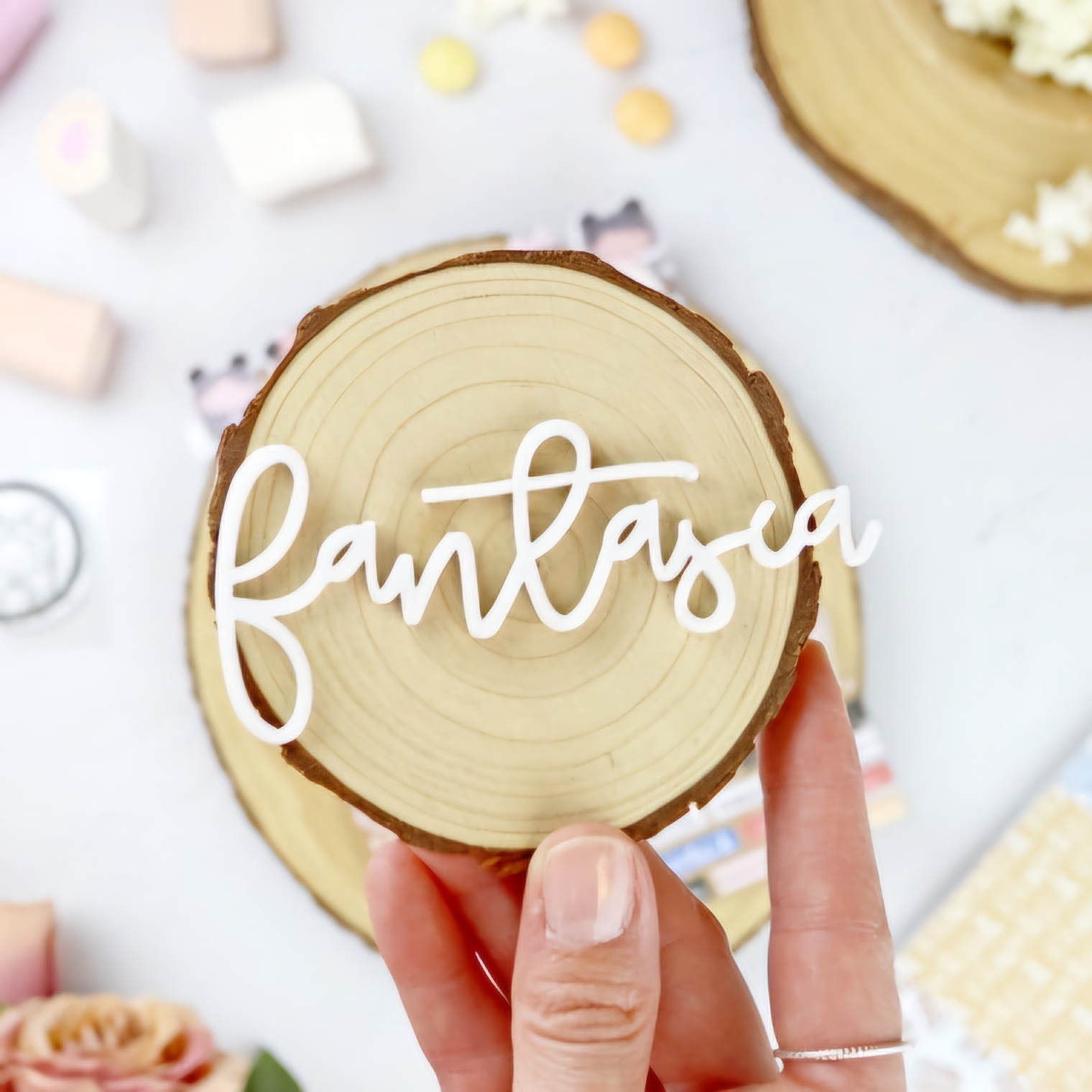 Disco de madeira com palavra fantasia presa em branco