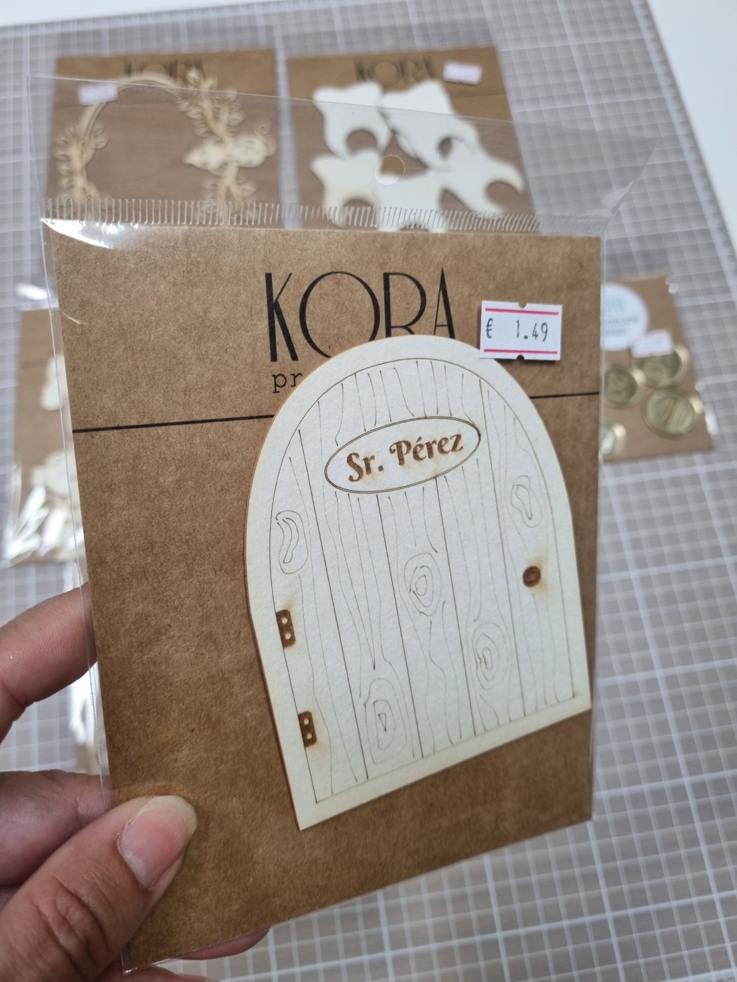 Porta decorativa pequena de madeira com gravação Sr. Pérez em embalagem café claro com etiqueta €1.49