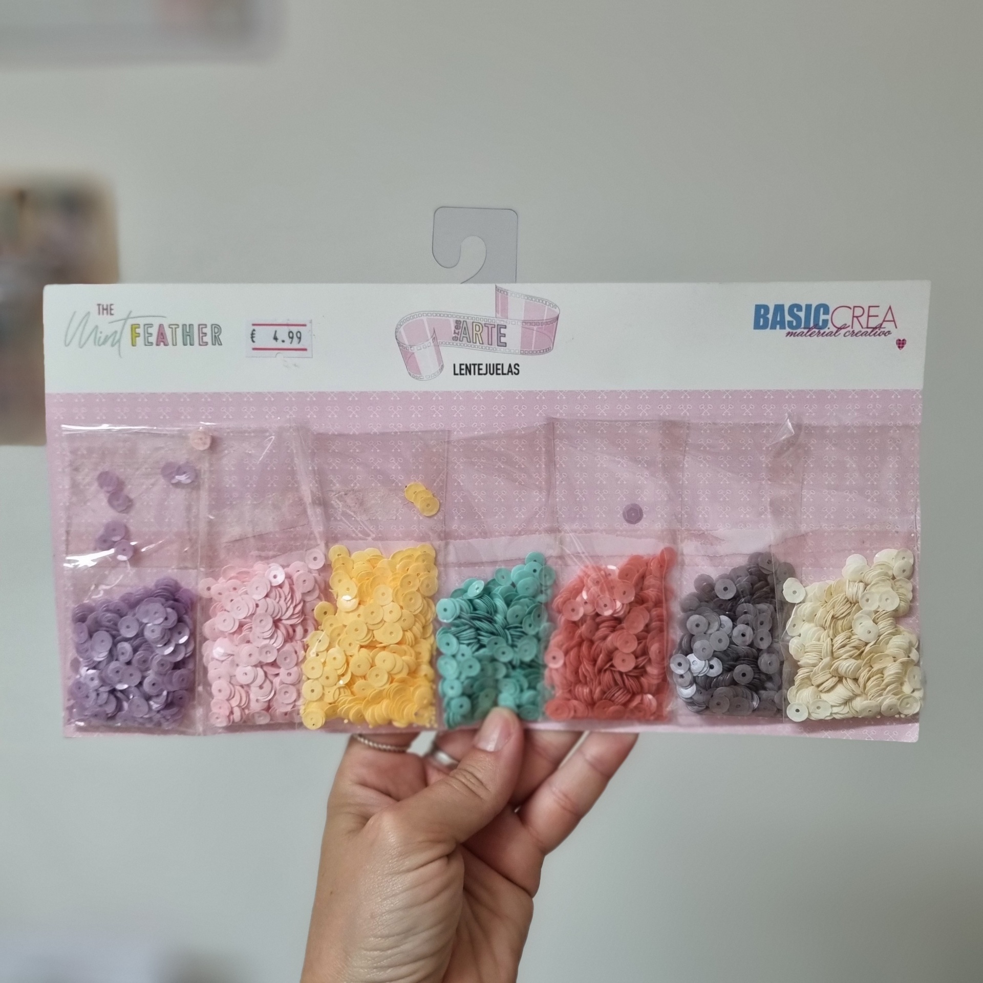 Pacote de lantejoulas coloridas para artesanato com rótulo e preço €4.99