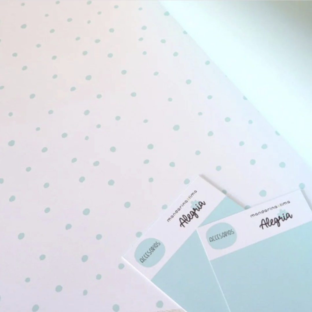 Papel de embrulho branco com bolinhas azuis claras e etiquetas com texto