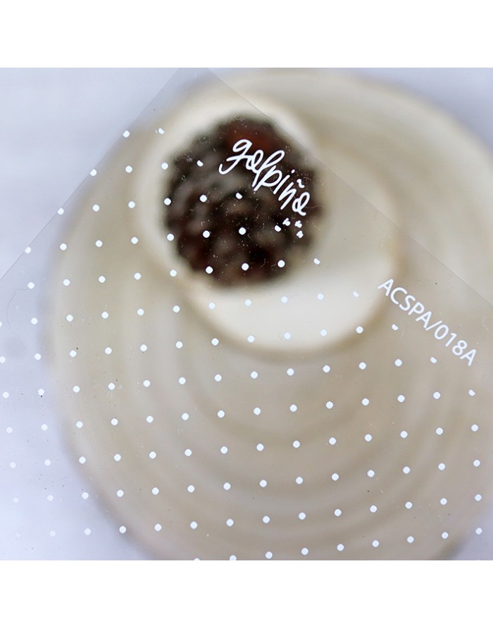 Embalagem plástica transparente com pontos brancos e bolo creme com cobertura castanha