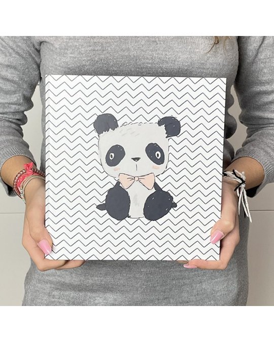 Caixa de presente branca com panda e padrão zigzag cinzento