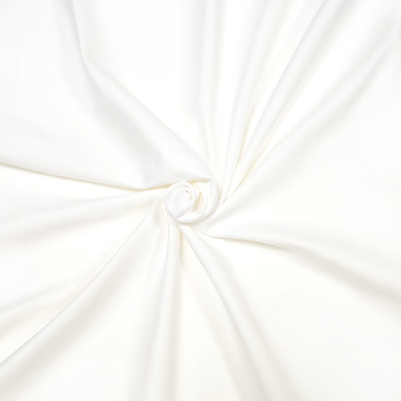 Tecido branco liso com textura suave e brilho ligeiro em dobra circular