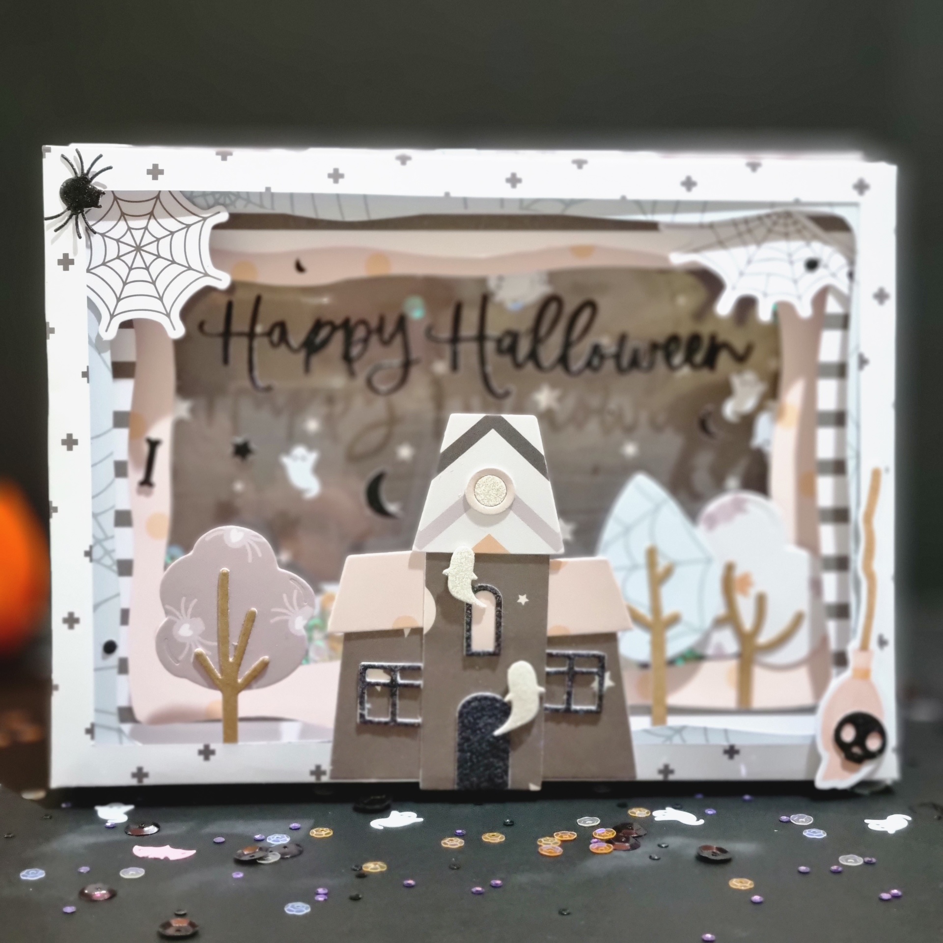 Decoração de Halloween com casas de papel e texto Happy Halloween