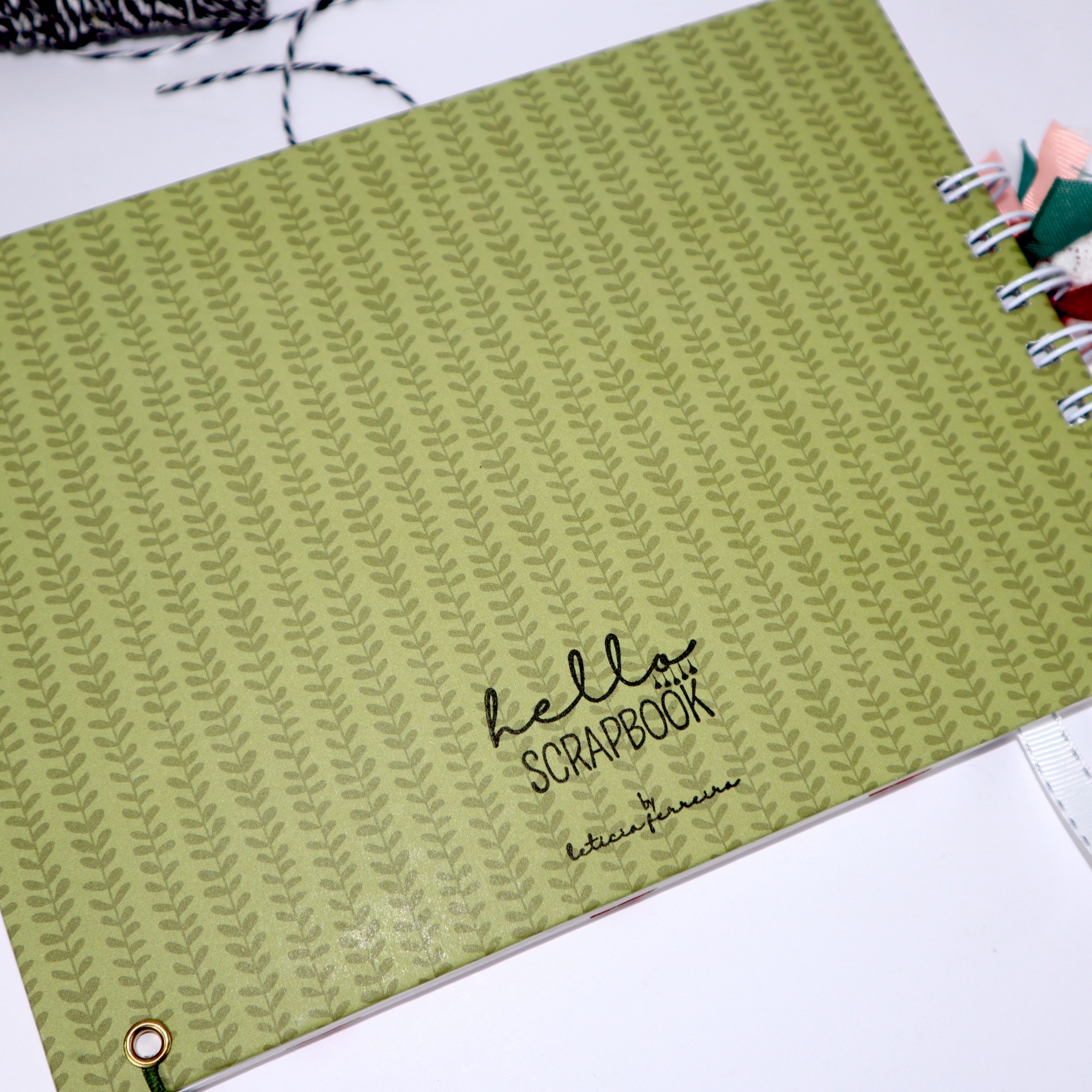 Capa de scrapbook verde com padrão de folhas e texto hello SCRAPBOOK