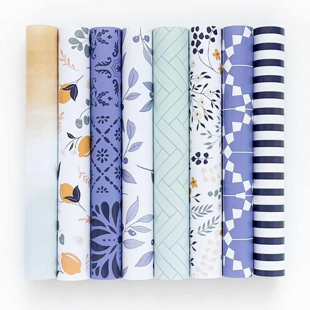 Rolos de tecido coloridos com vários padrões alinhados