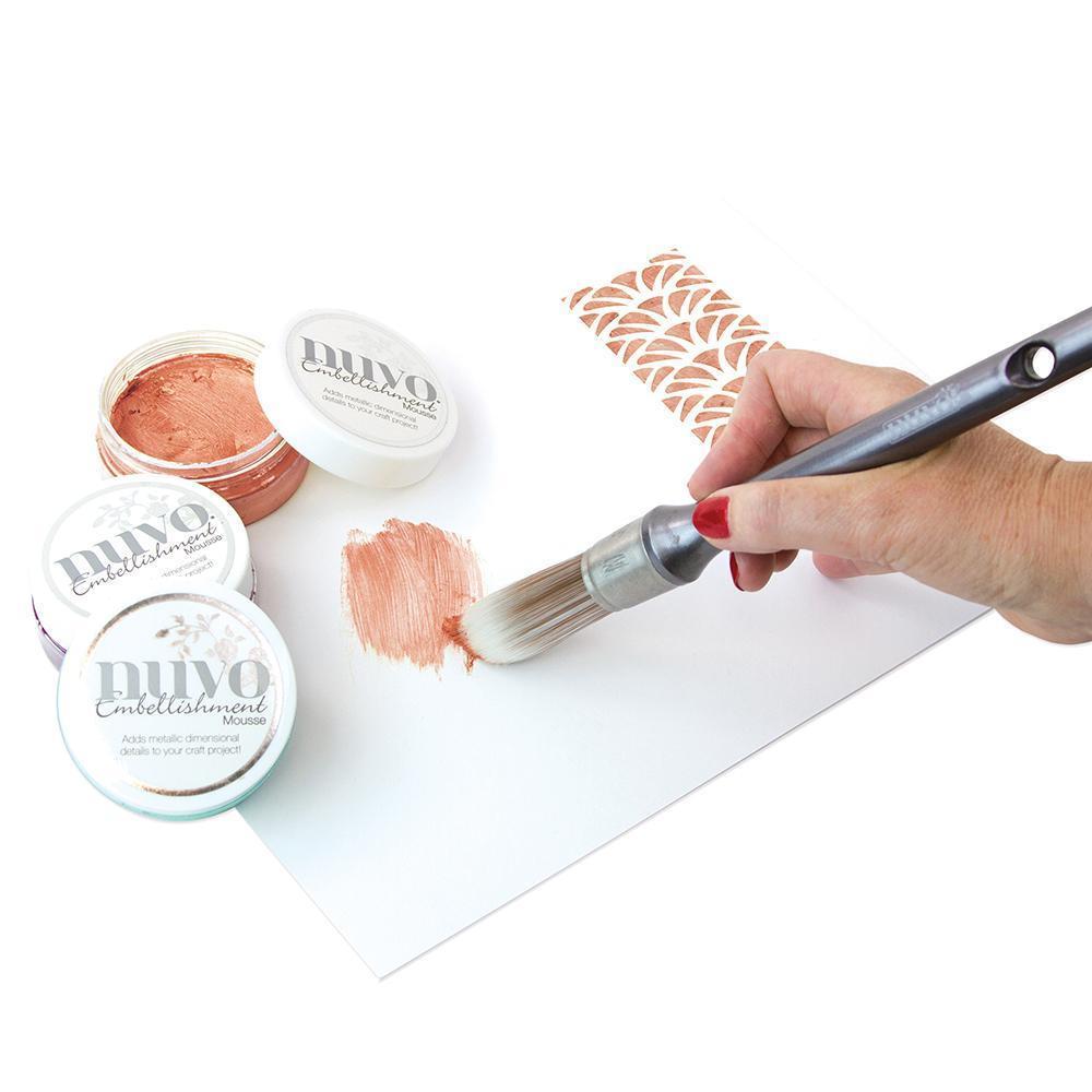 Tintas cor de cobre Nuyos Embellishments com pincel a aplicar tinta em papel branco