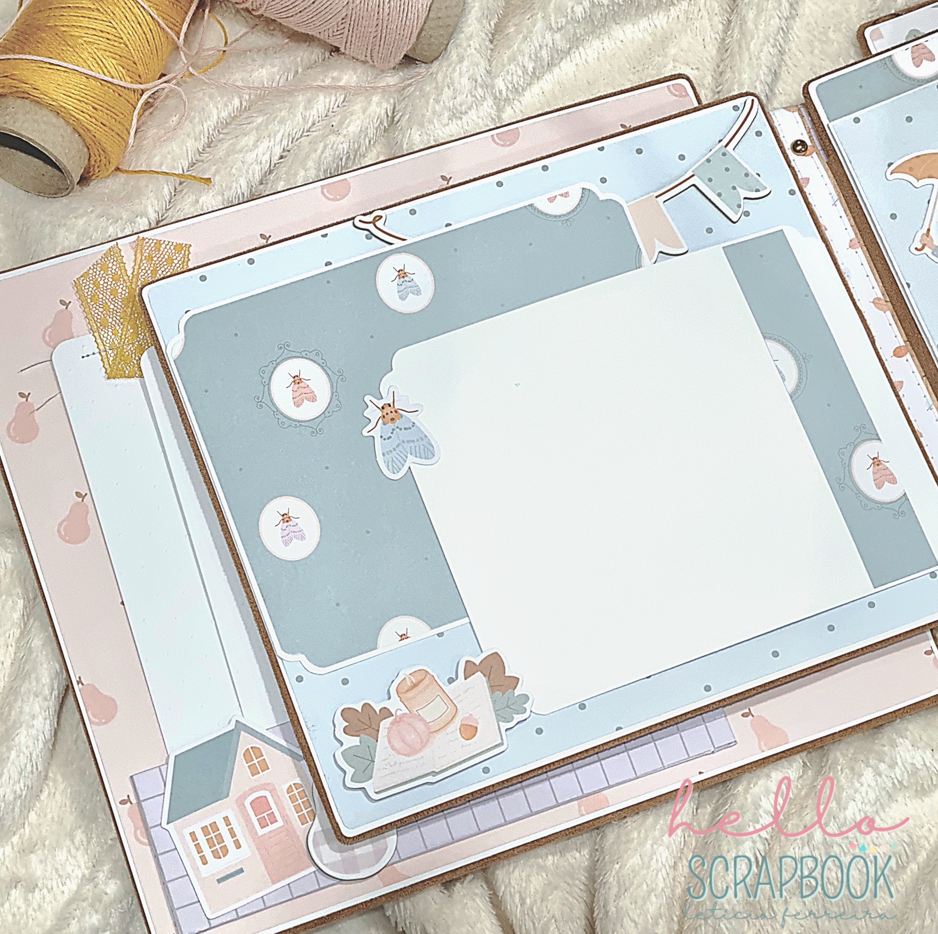 Folha de scrapbook decorativa com padrão de abelhas e elementos campestres em azul claro e rosa.