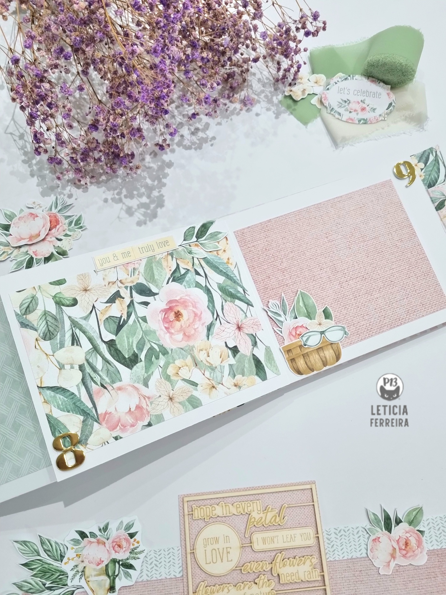 Álbum floral decorado com folhas verdes, rosas e elementos de papel em tons pastel