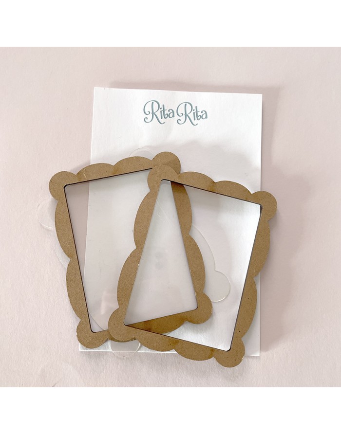 Dois moldes recortados em cartolina castanha com bordas onduladas e cartão com o texto 'Rita Rita'
