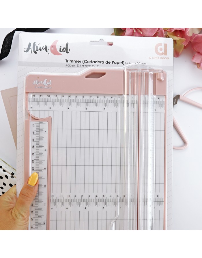 Trimmer para papel AluaCid rosa e transparente com régua em embalagem transparente