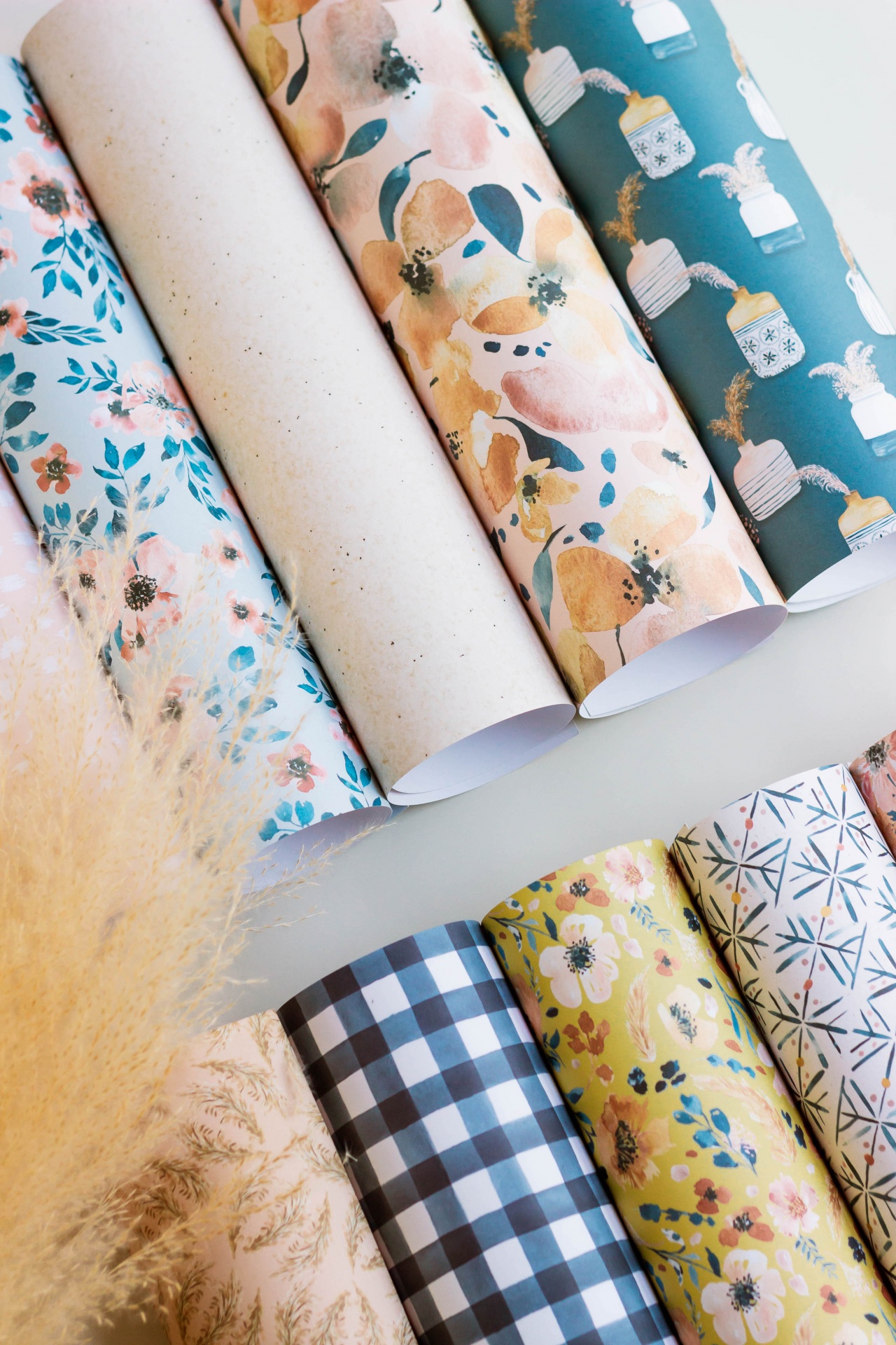 Rolos de papel de embrulho com diferentes padrões e cores