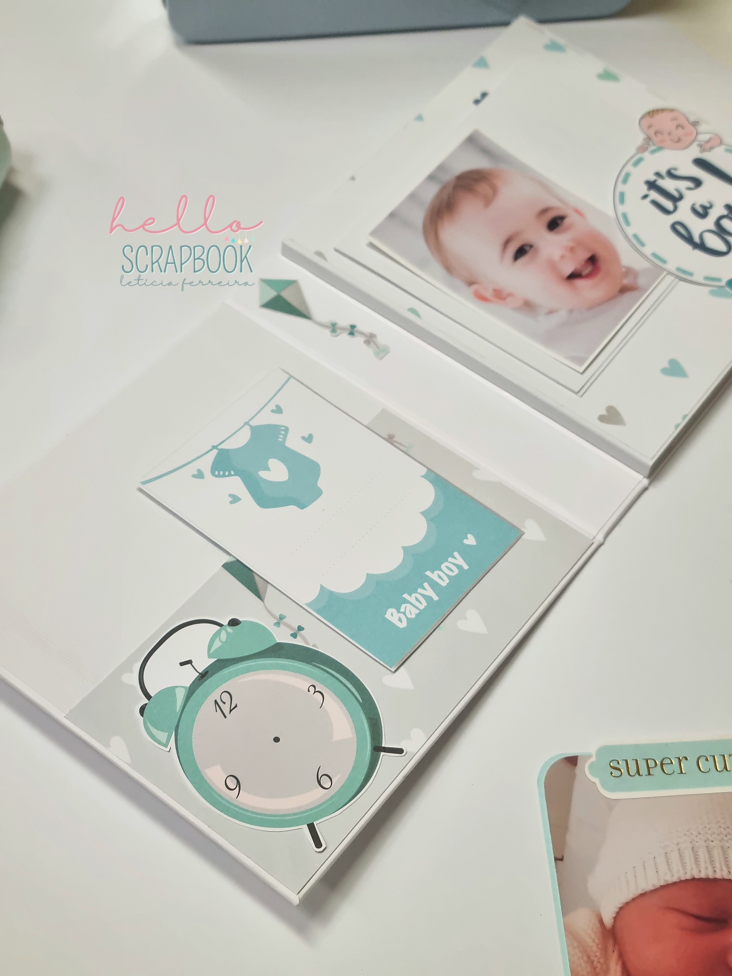 Livro de memórias de bebé decorado com imagens e texto 'Baby boy' e 'It's a boy'