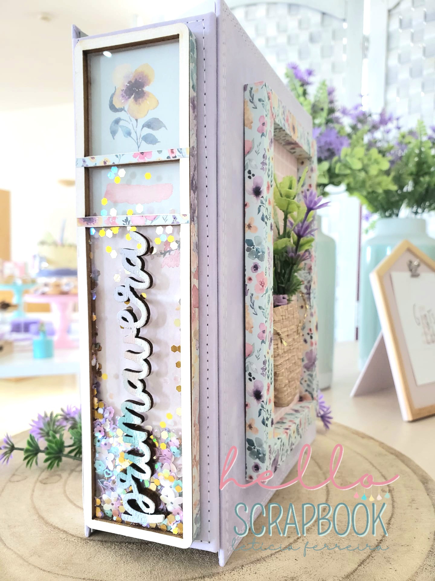 Álbum de scrapbook decorado com flores e purpurinas com texto primavera