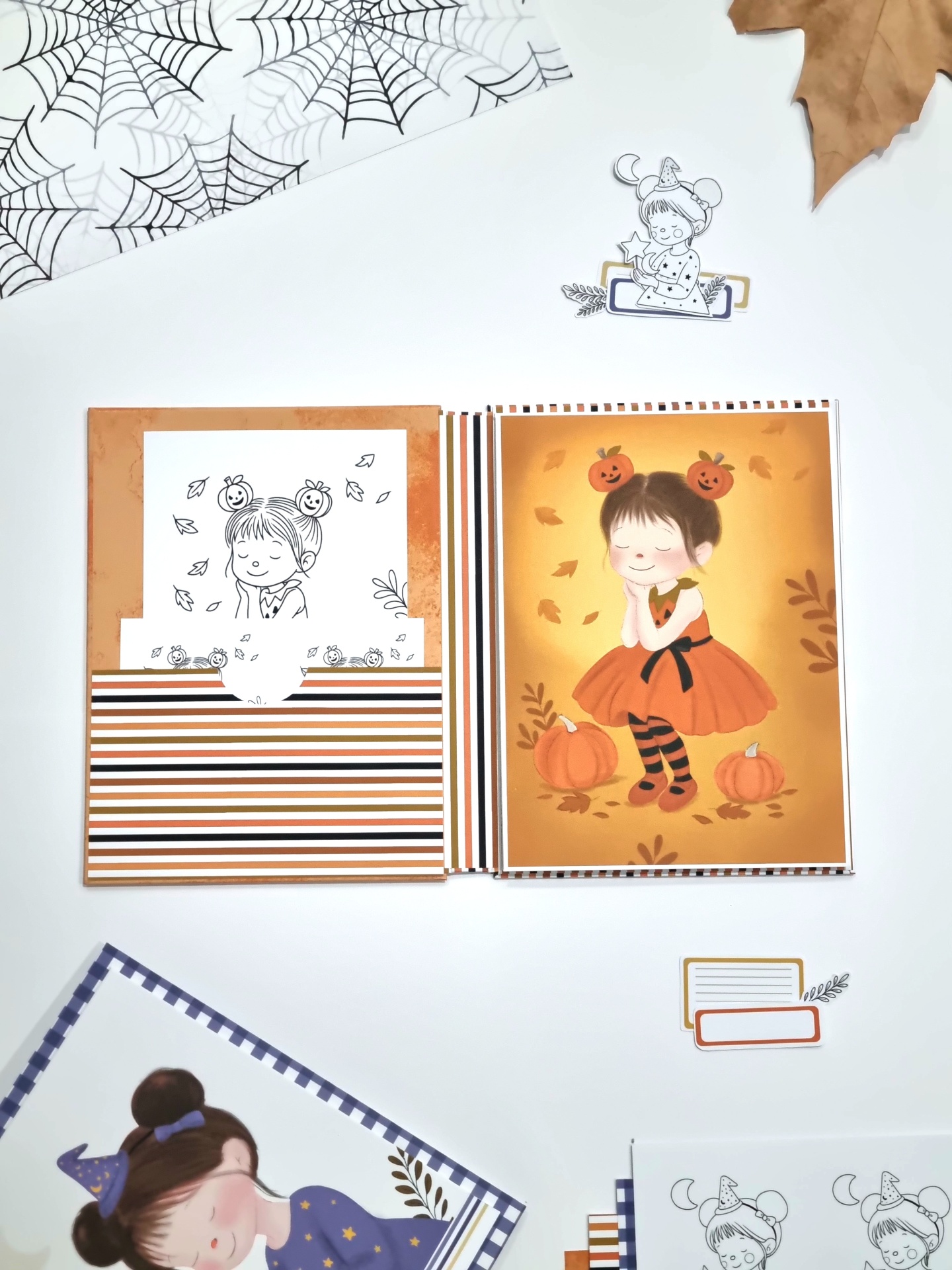 Cartões temáticos de Halloween com ilustrações de crianças e padrões laranja, preto e branco.