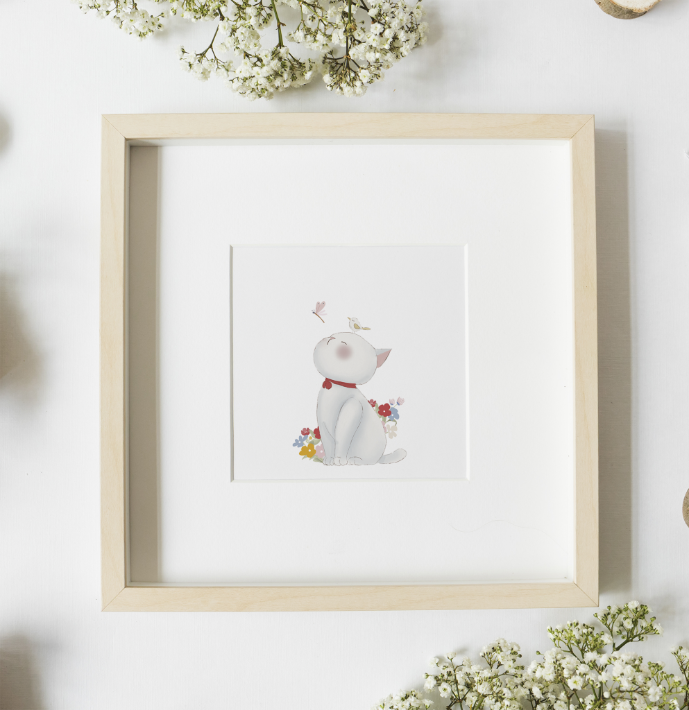 Quadro de madeira clara com ilustração de gato branco com laço vermelho e flores