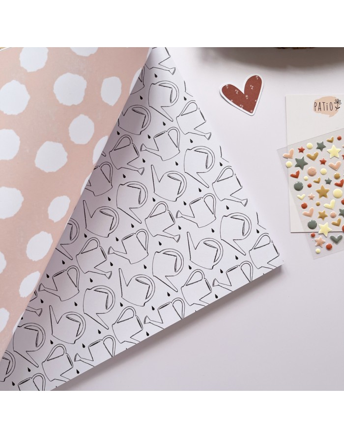 Papéis de embrulho com padrões e adesivos coloridos para decoração