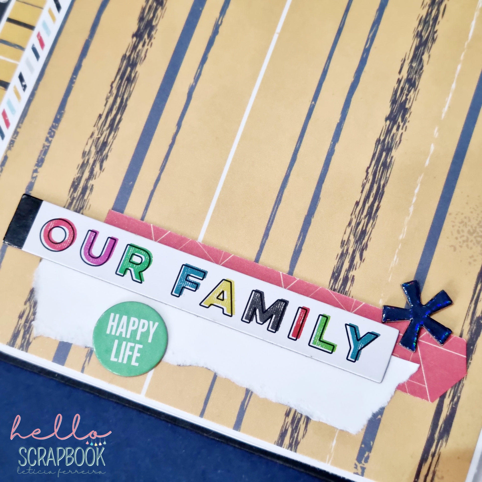Capa de scrapbook listrada com texto Our Family e Happy Life decorativo