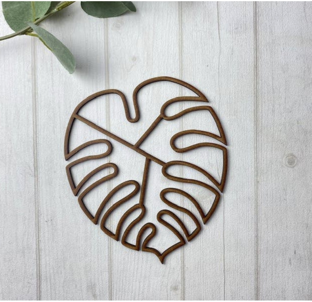 Porta-copos de madeira em forma de folha estilizada