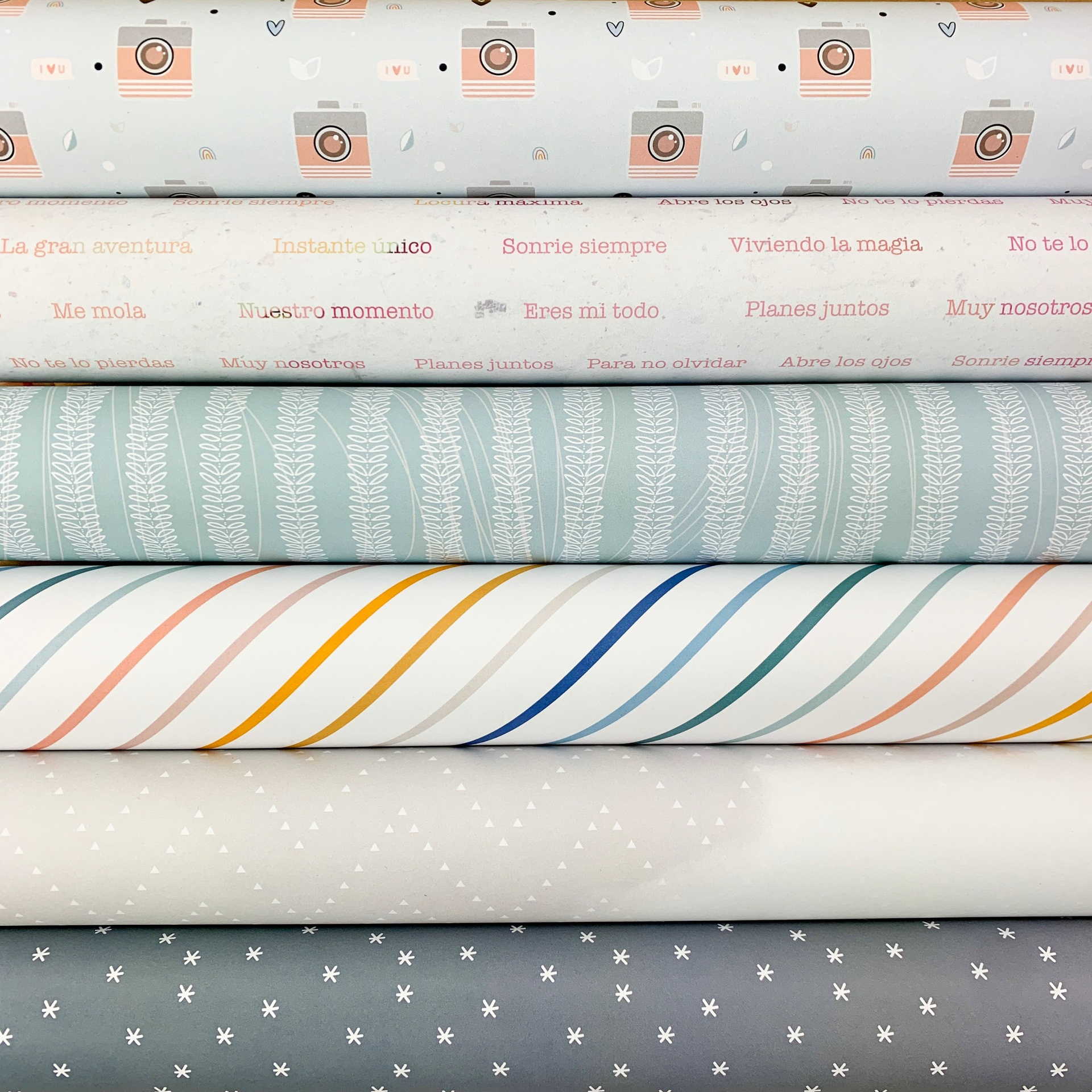 Seis tecidos com diferentes padrões e cores empilhados