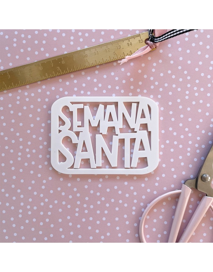 Ornamento branco com texto 'SEMANA SANTA' em fundo rosa com bolinhas 