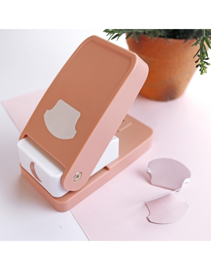 Carimbo de cortiça rosa e branco com formas estampadas e planta em vaso de barro