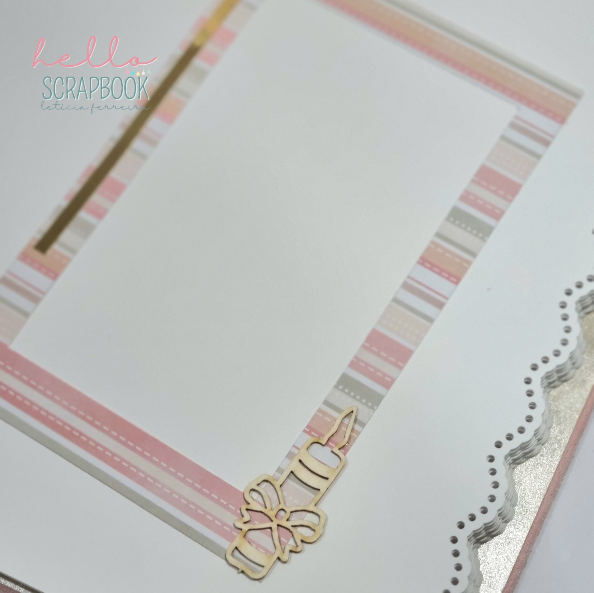 Página de scrapbook com moldura em tons pastel e aplique de cupcake em madeira