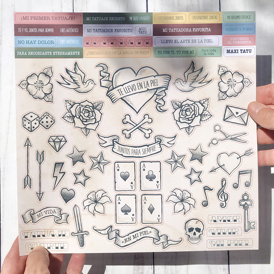Folha de tatuagens temporárias com desenhos a preto e branco e textos em espanhol