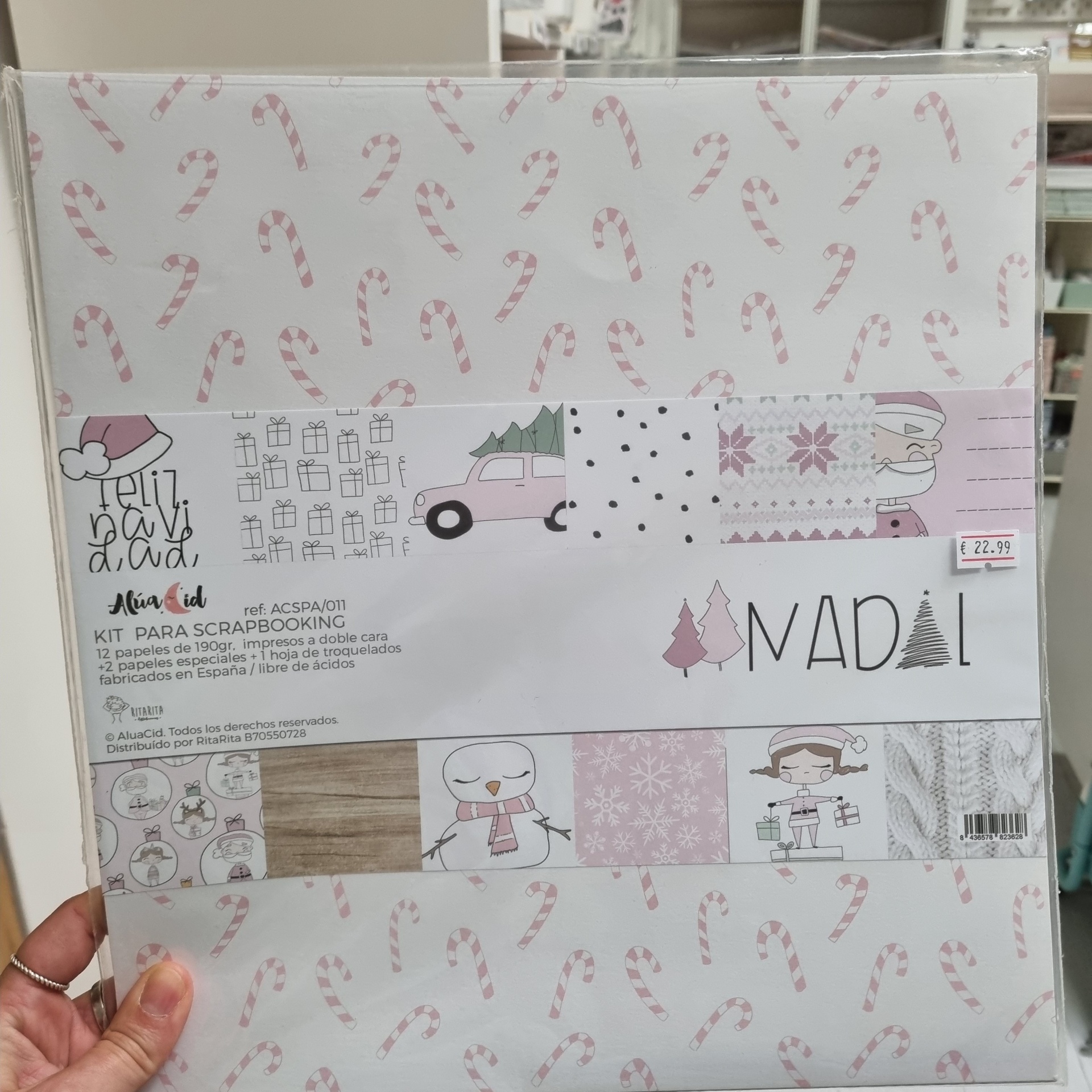 Kit para scrapbooking com padrões natalícios em tons pastel de rosa, branco e cinza.