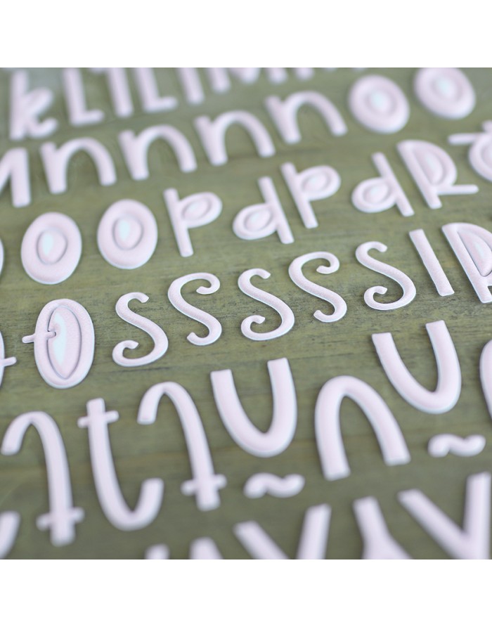 Letras adesivas brancas em diferentes estilos sobre fundo verde