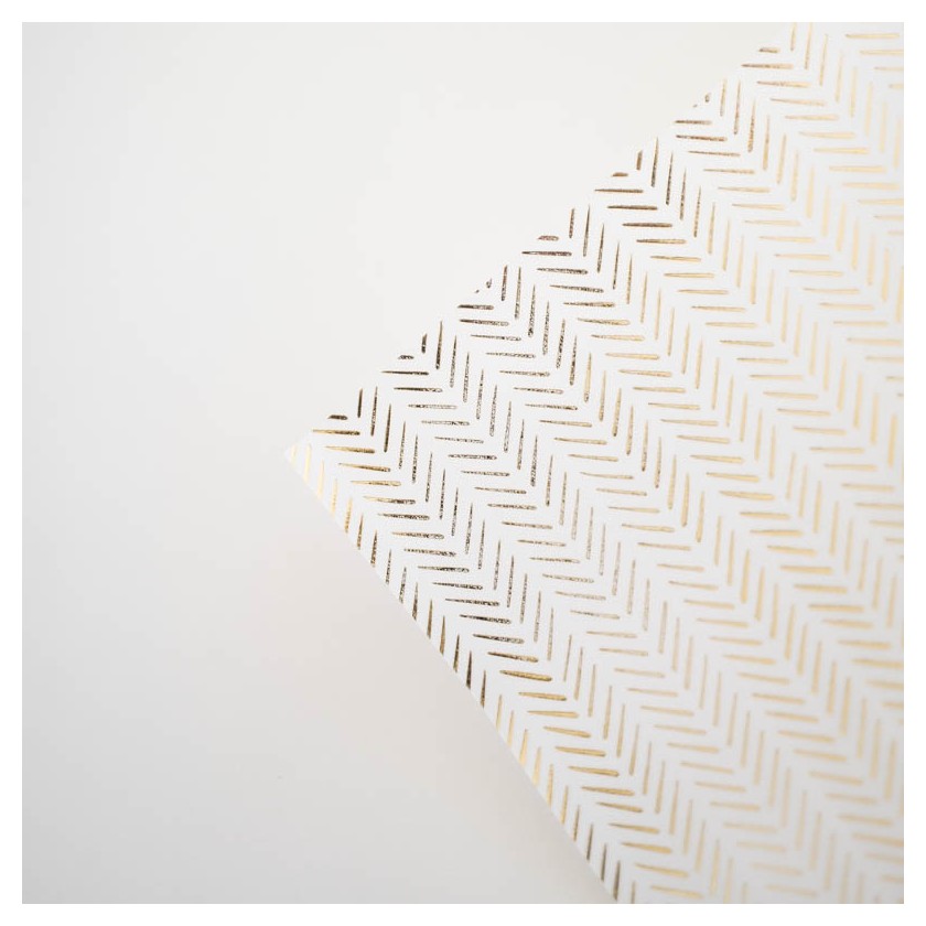 Papel decorativo branco com padrão dourado repetitivo em espinha de peixe