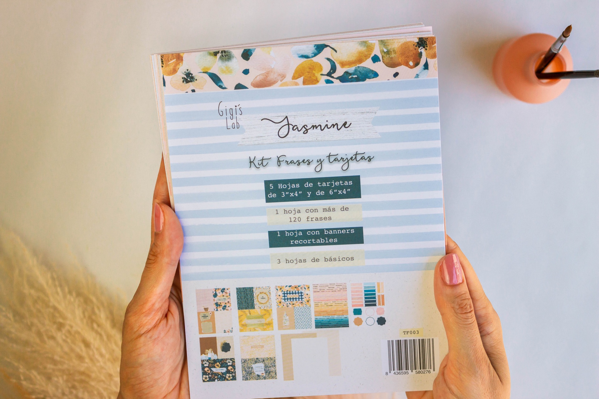 Caixa de kit de papelaria Jasmine com design floral e riscas azuis e brancas