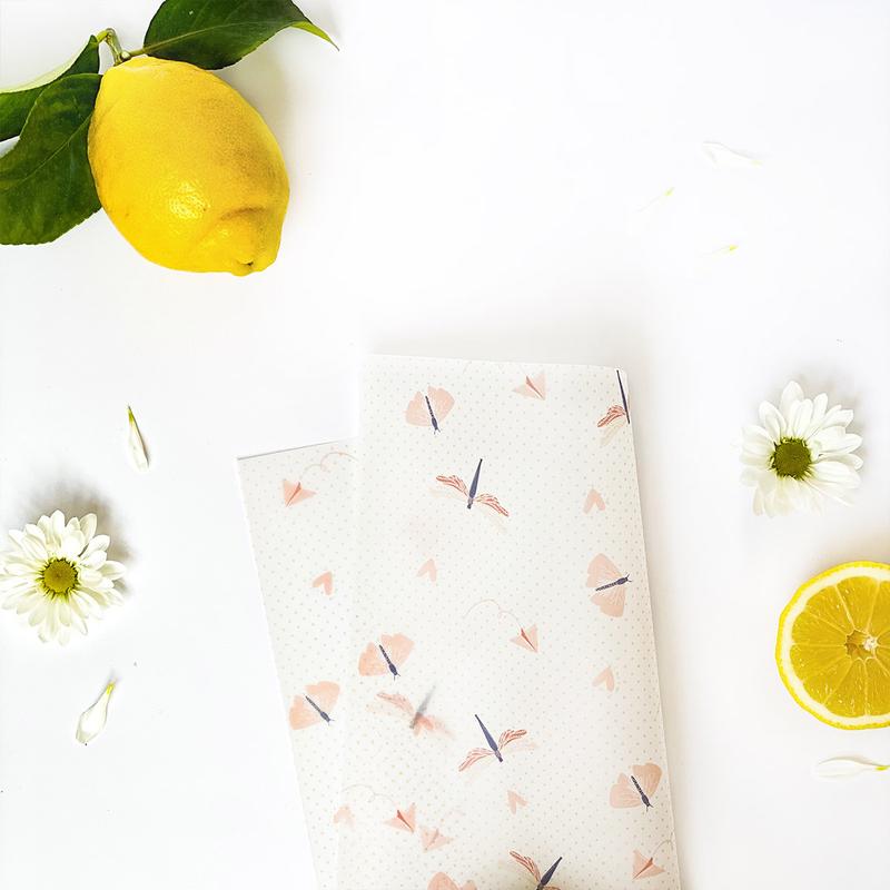 Lenços de tecido com padrão floral e limão com flores ao redor