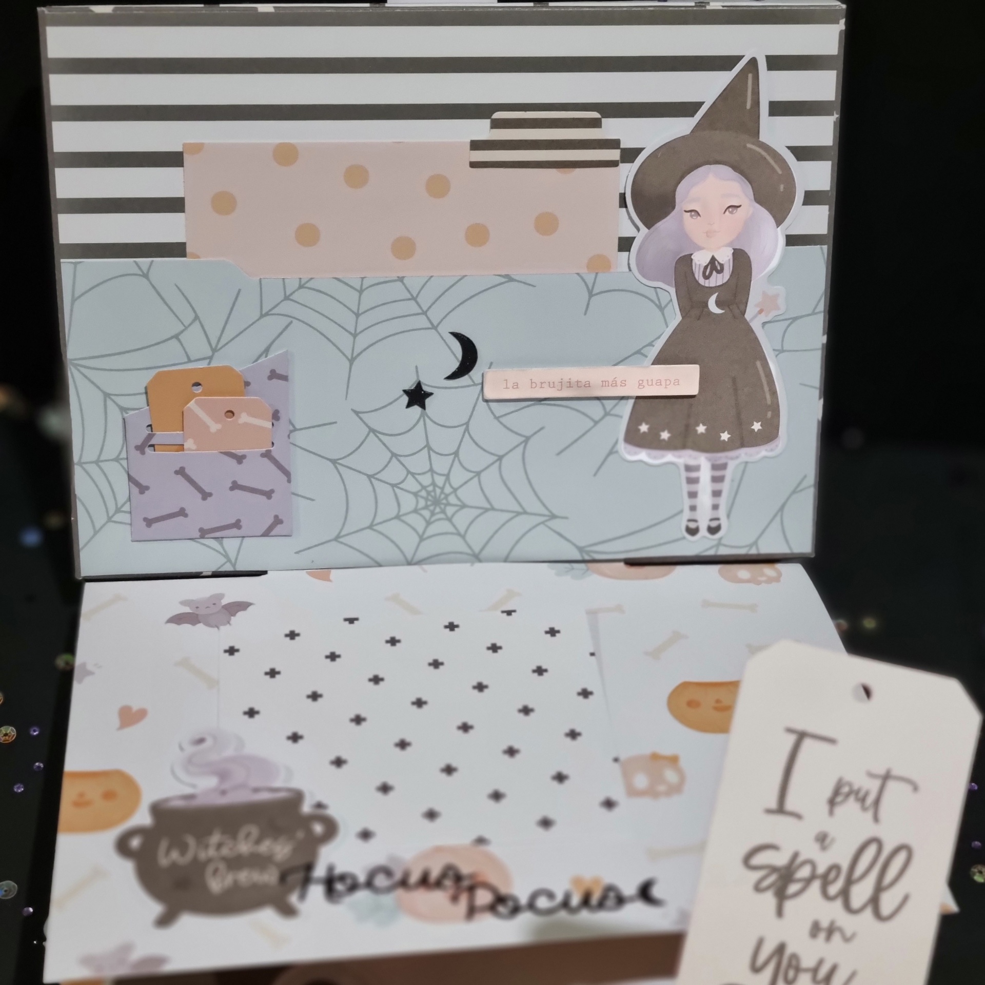 Papelaria temática Halloween com desenhos de bruxa, teias de aranha e textos decorativos.