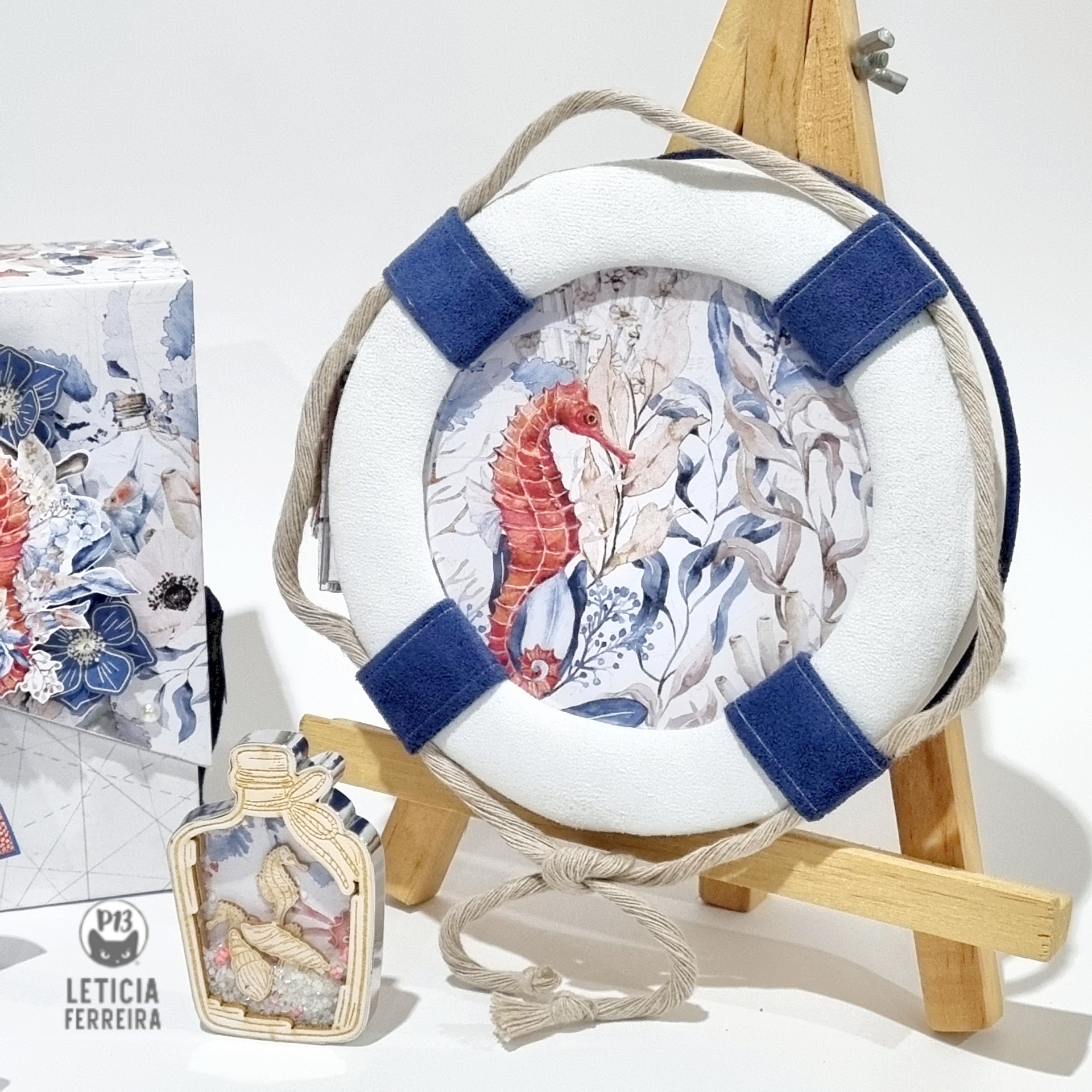 bóia salva-vidas decorativa com corda e estampa de cavalo-marinho em cavalete de madeira