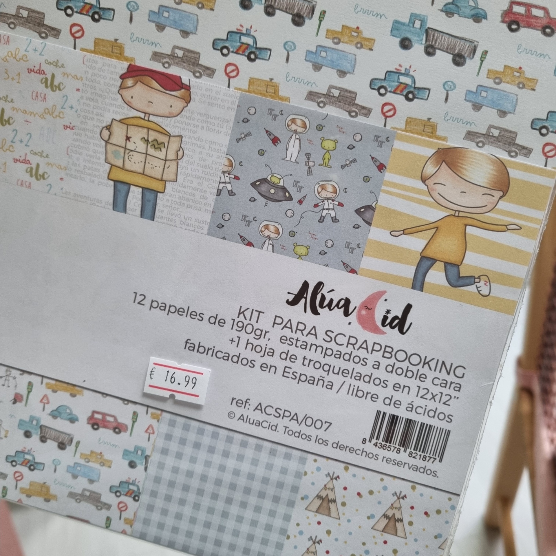 Kit para scrapbook com papéis estampados coloridos com temas infantis e preço €16.99