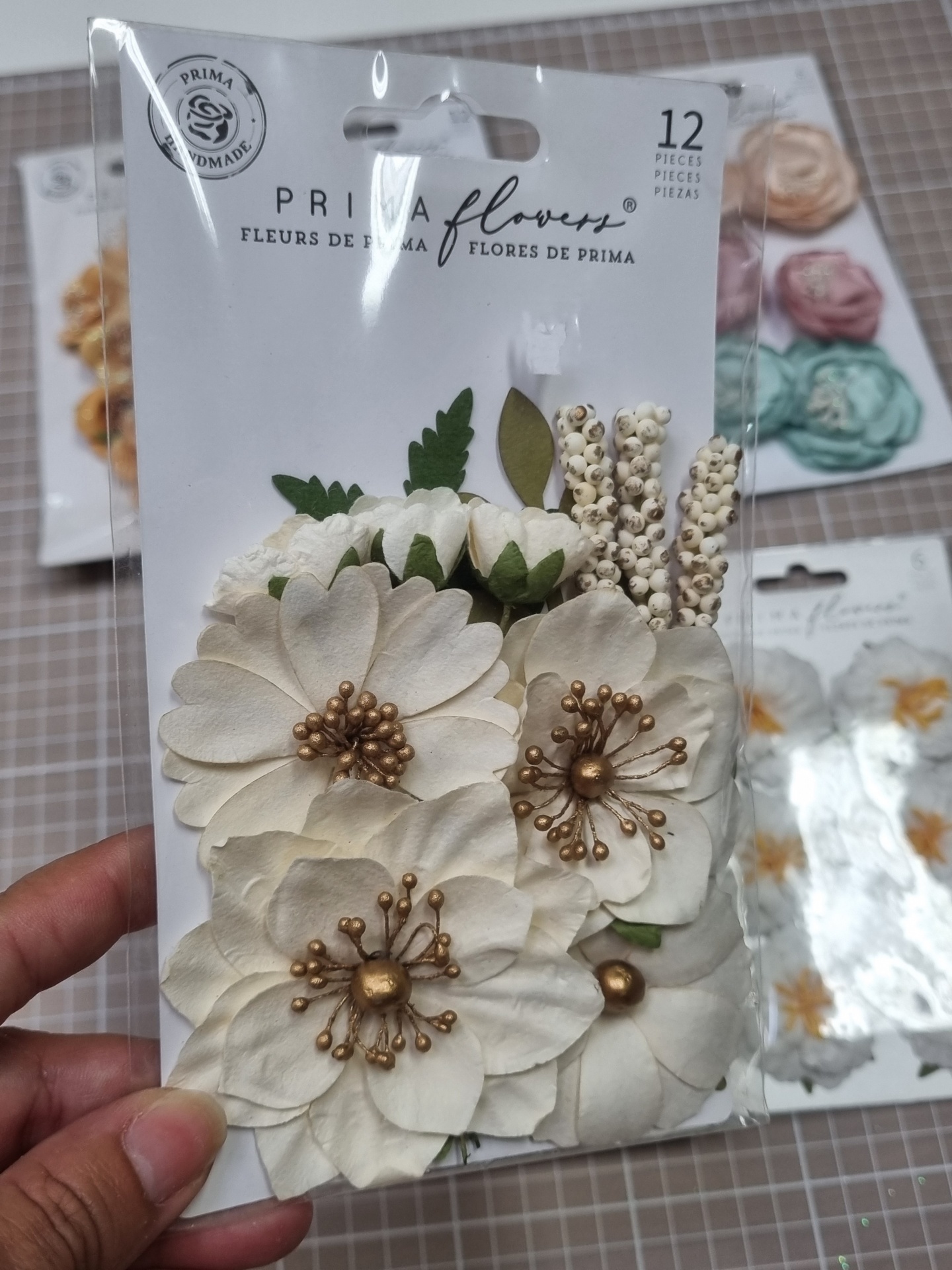 Pack de flores artificiais creme com detalhes dourados da marca Prima Flowers