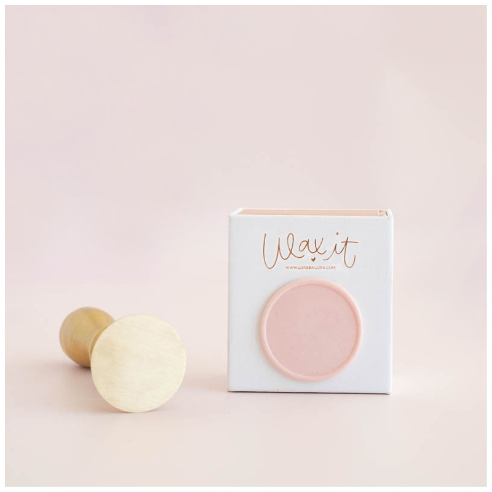 Selo metálico dourado com cabo de madeira e caixa branca com selo cor rosa