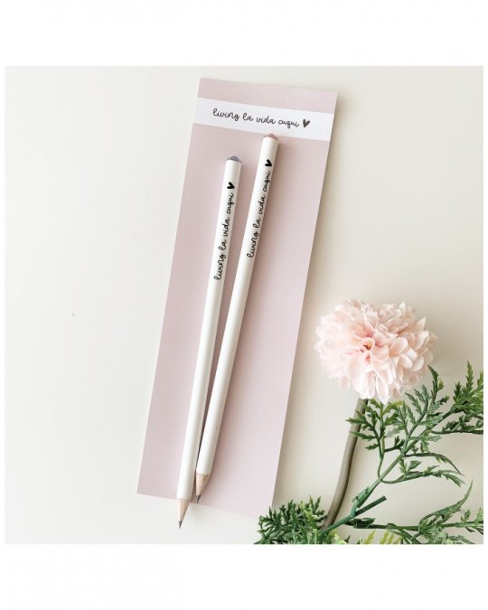 Dois lápis brancos com texto preto, flor rosa clara e folhas verdes num fundo branco