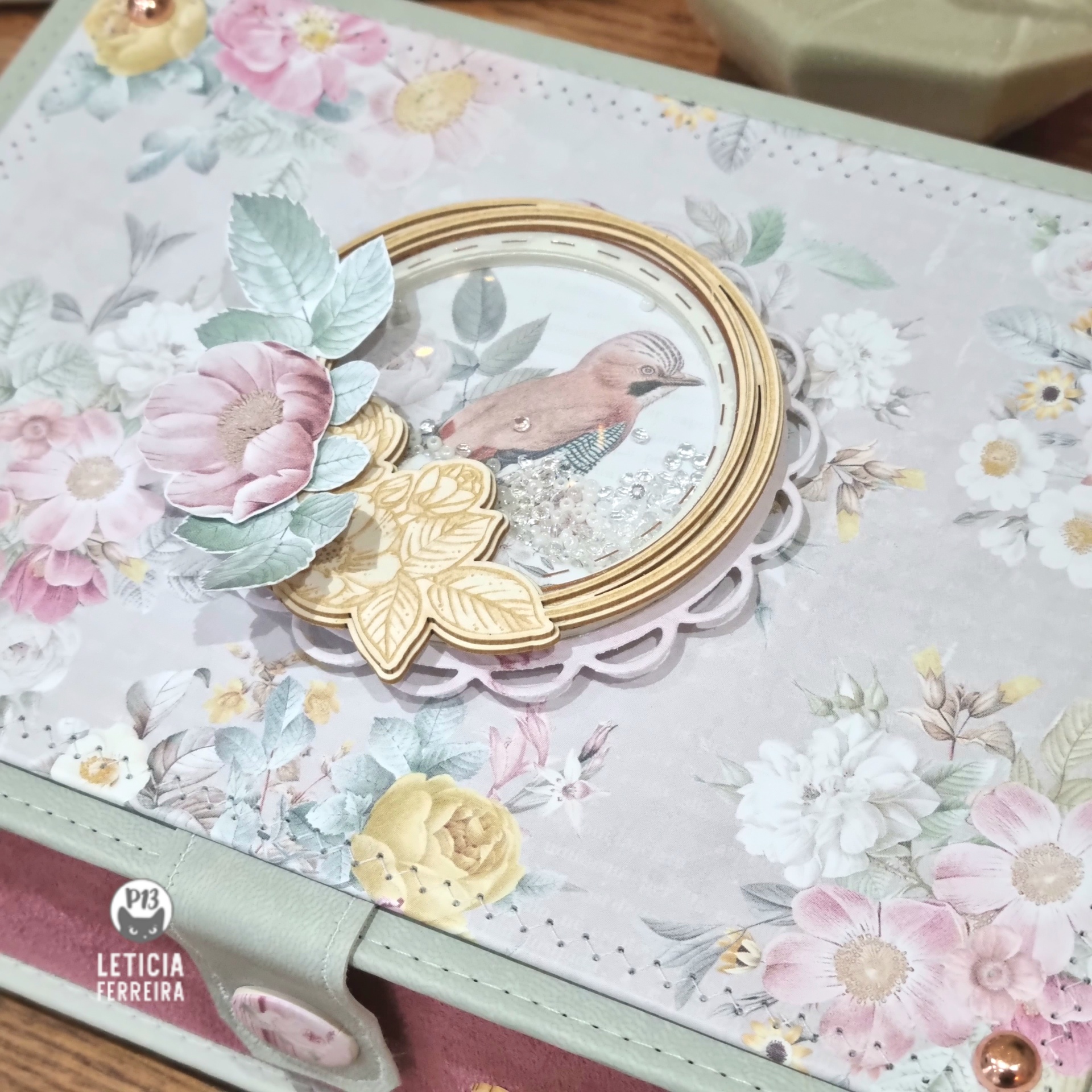 Capa floral decorativa com pássaro e folhas douradas em relevo