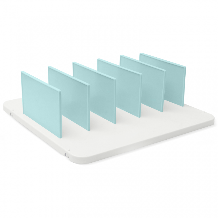 Suporte de mesa branco com divisórias azuis claras para organização