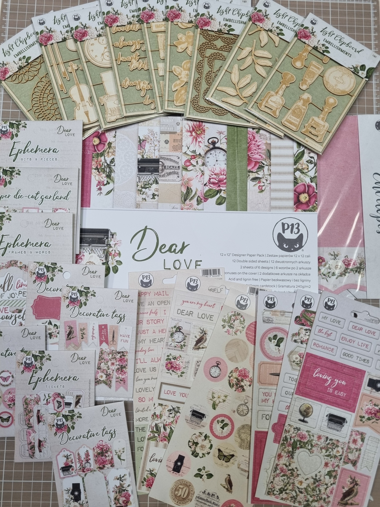 Conjunto de material para scrapbooking floral e vintage com papéis, etiquetas e recortes adesivos.