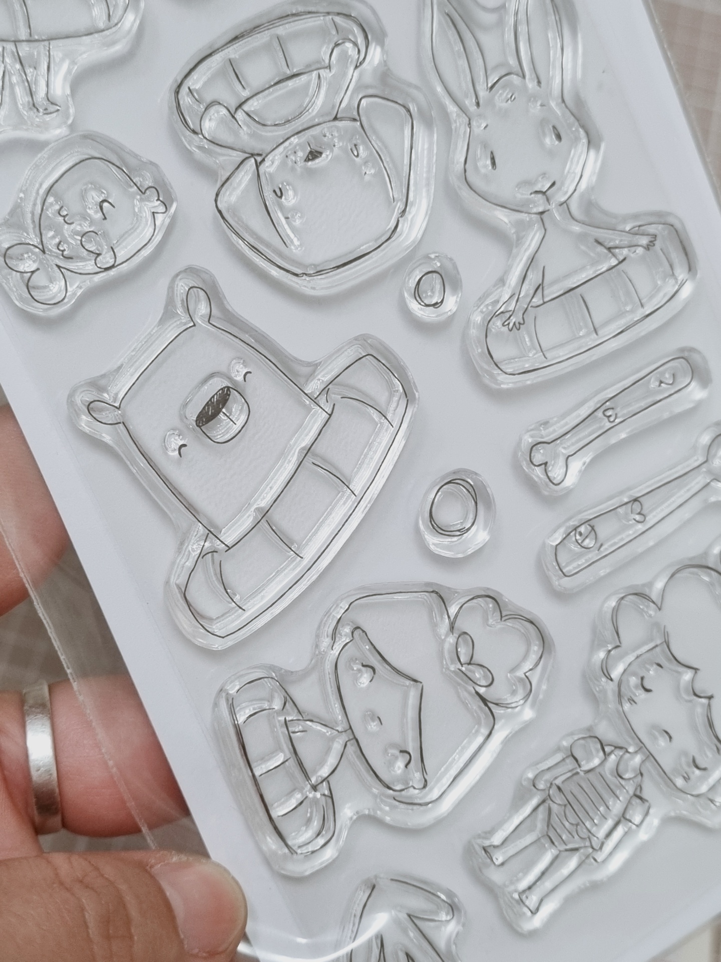 Carimbos transparentes de silicone com desenhos em preto de animais e personagens cartoon.