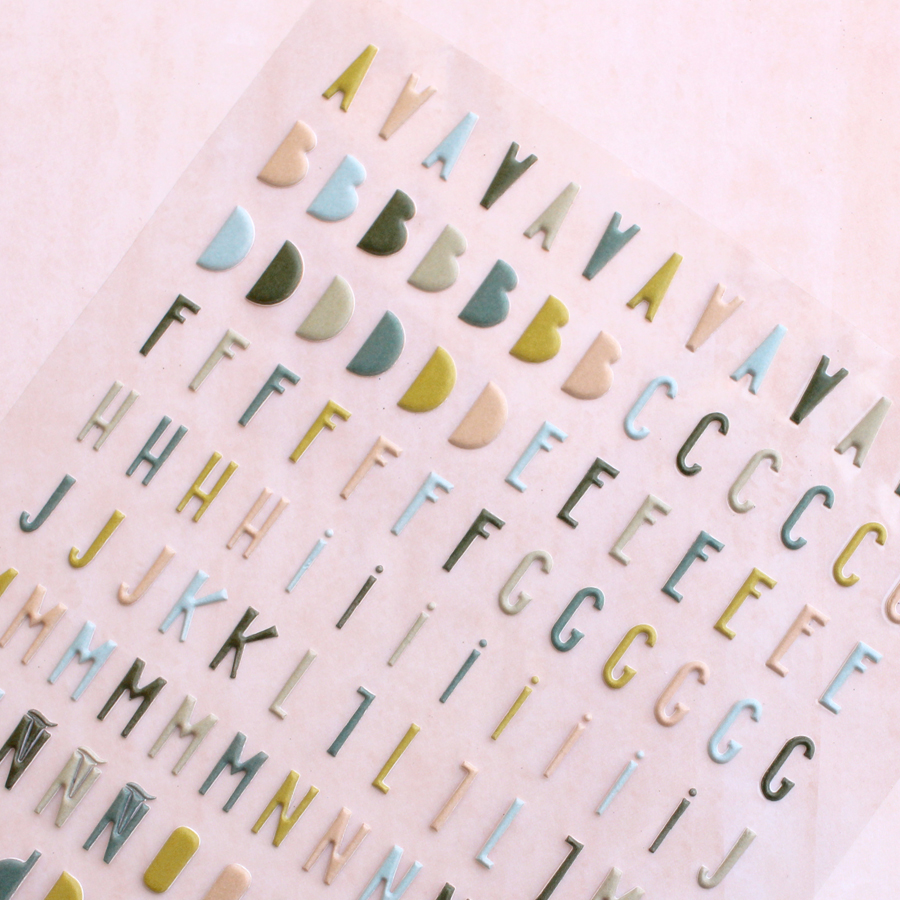 Folha de autocolantes de letras coloridas em várias filas