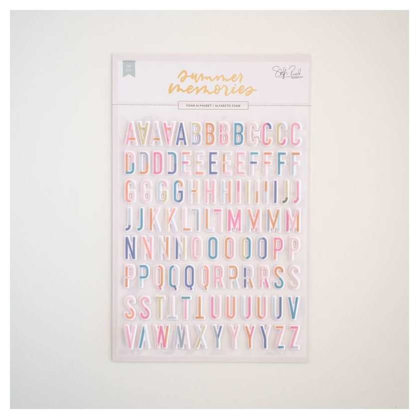 Folha de autocolantes com letras coloridas maiúsculas em embalagem branca