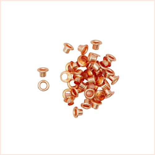 Ilhós de metal cor cobre sobre fundo branco