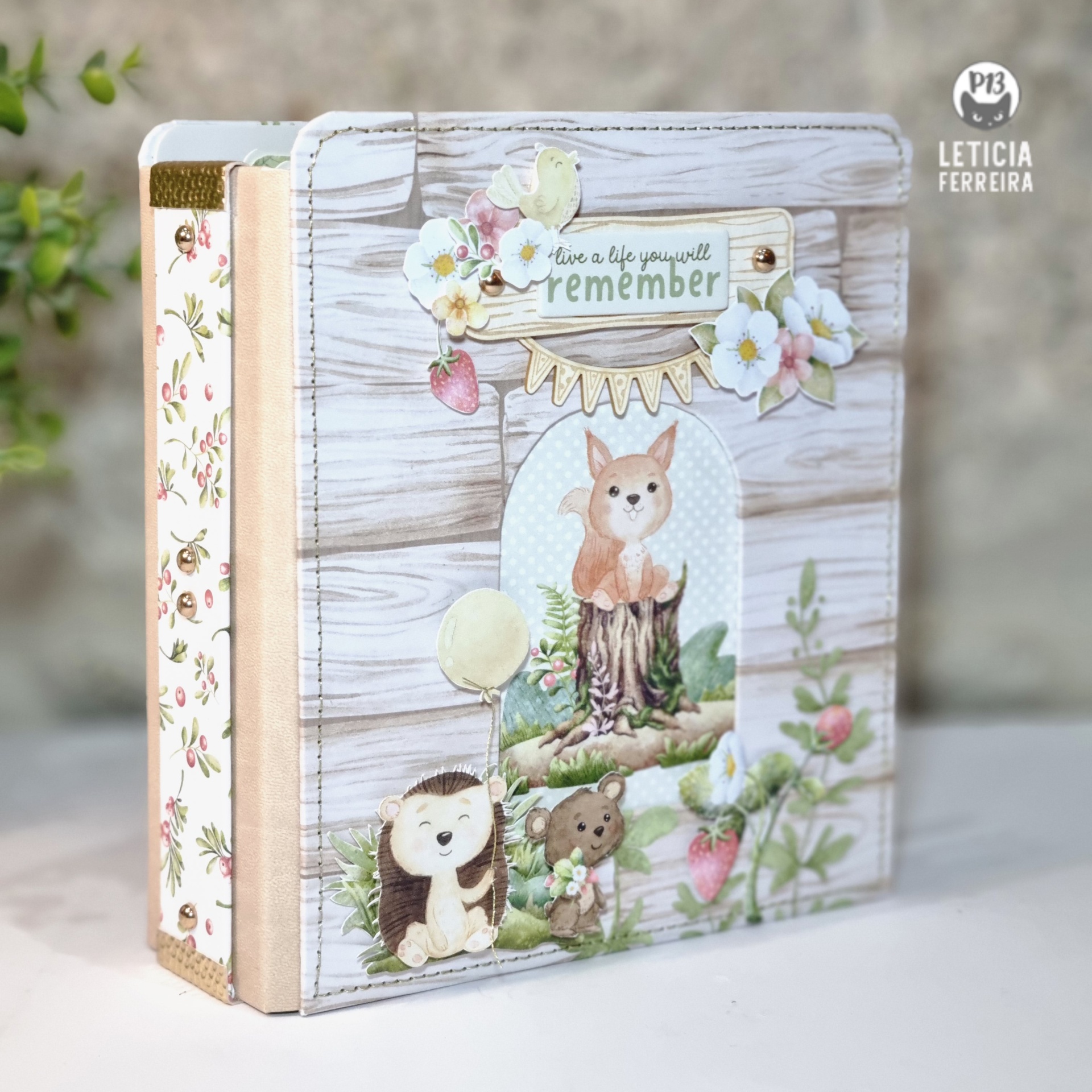 Álbum de fotos com capa em tecido estampado com animais e flores
